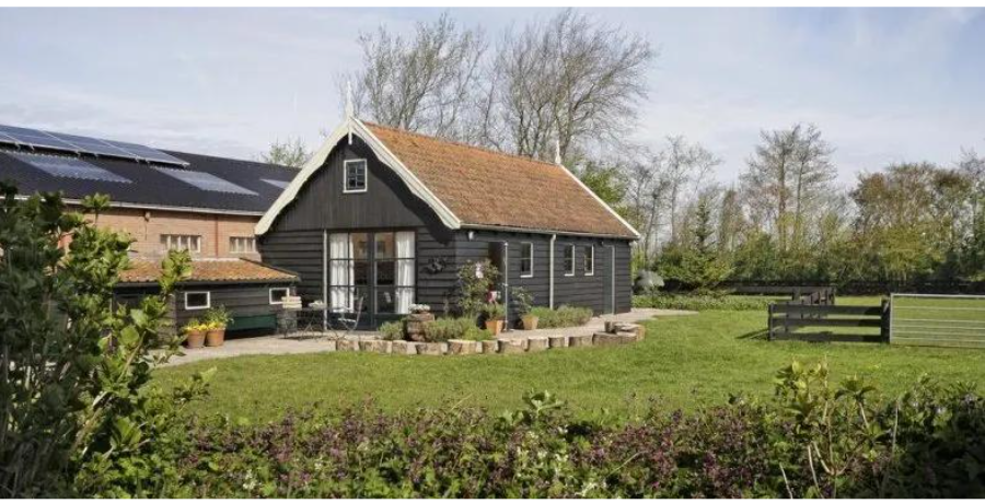 Buitenaanzicht B&B De Vijf Morgen met blauwe lucht